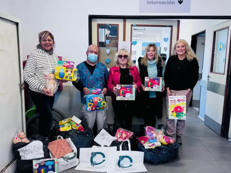 La Cooperadora del Hospital entreg&oacute; juguetes a ni&ntilde;os internados gracias a una donaci&oacute;n