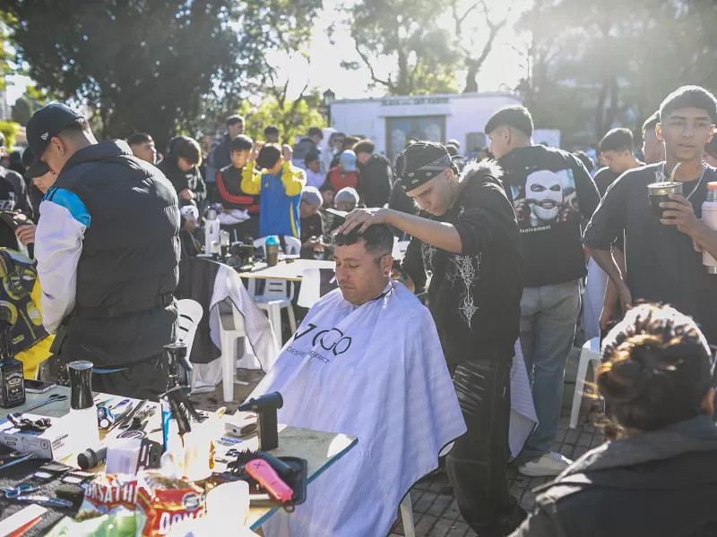 El Municipio acompañó una multitudinaria jornada solidaria de barberos
