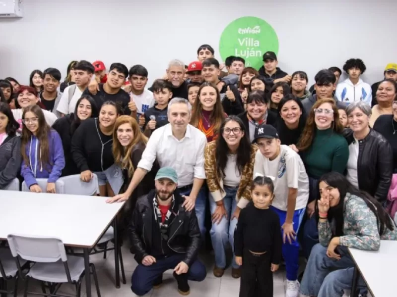 Ferraresi y el ministro Larroque inauguraron dos nuevos edificios del Programa Envi&oacute;n