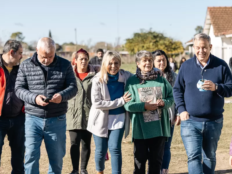 Cascallares y Paula Eichel presentaron un tractor y maquinaria agr&iacute;colas en la Escuela Agraria