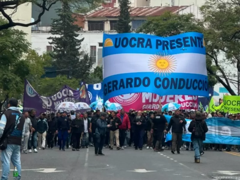 Todos los trabajadores del pa&iacute;s en una marcha multitudinaria en el centro porte&ntilde;o