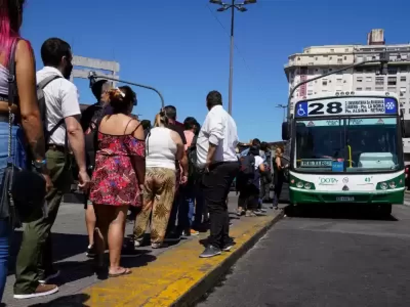 Transporte en crisis: el Gobierno se re&uacute;ne con empresarios de colectivos por subsidios y riesgo en el servicio