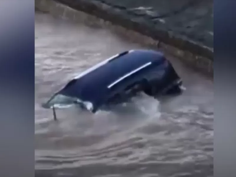 Una camioneta cay&oacute; al r&iacute;o en Costanera tras avanzar sin control: no hubo heridos
