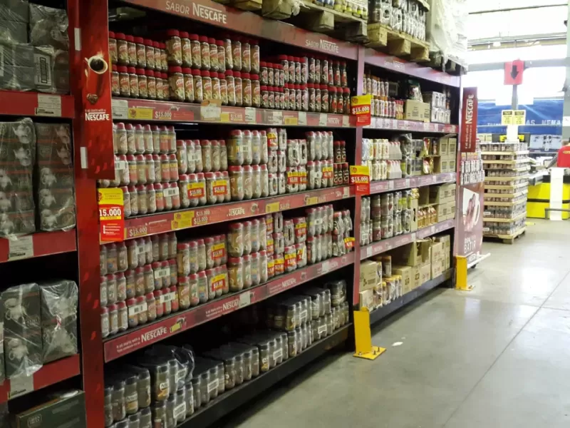 Las ventas en supermercados y mayoristas cayeron 3,1% en junio y profundizan la ca&iacute;da del consumo