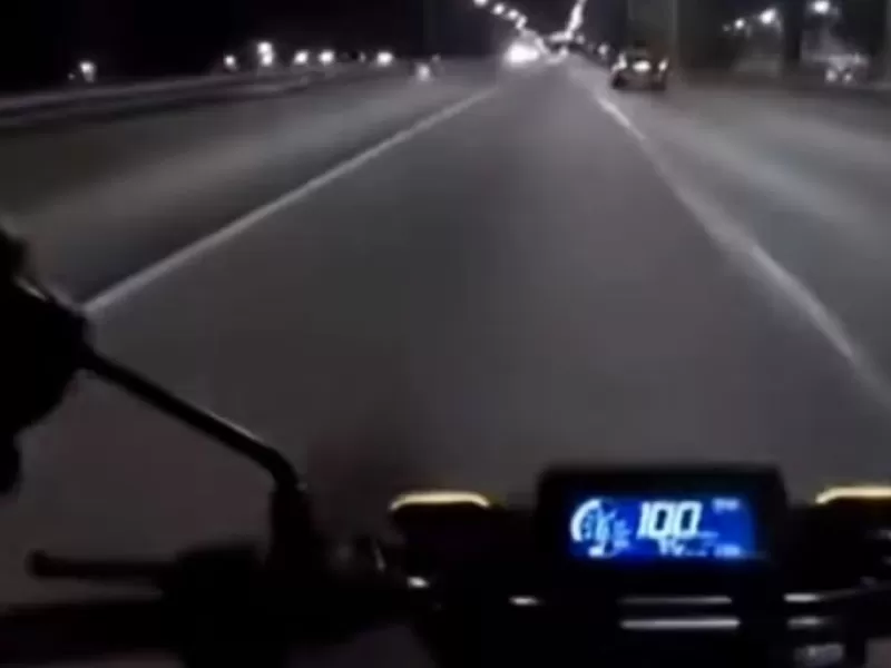 Violento robo de motochorros en Acceso Sudeste: le arrebataron la llave en plena marcha