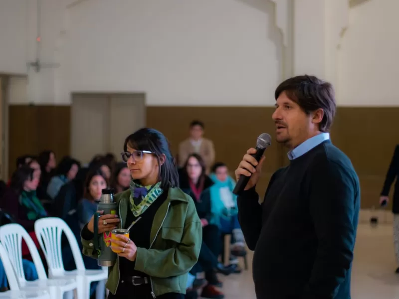 Puerto Quequén llenó el ISFD N° 163 en su tercera cátedra abierta