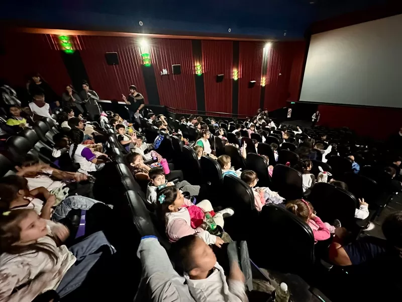 Más de 220 chicos de escuelas De Solano, Calzada Y San José fueron por primera vez al cine