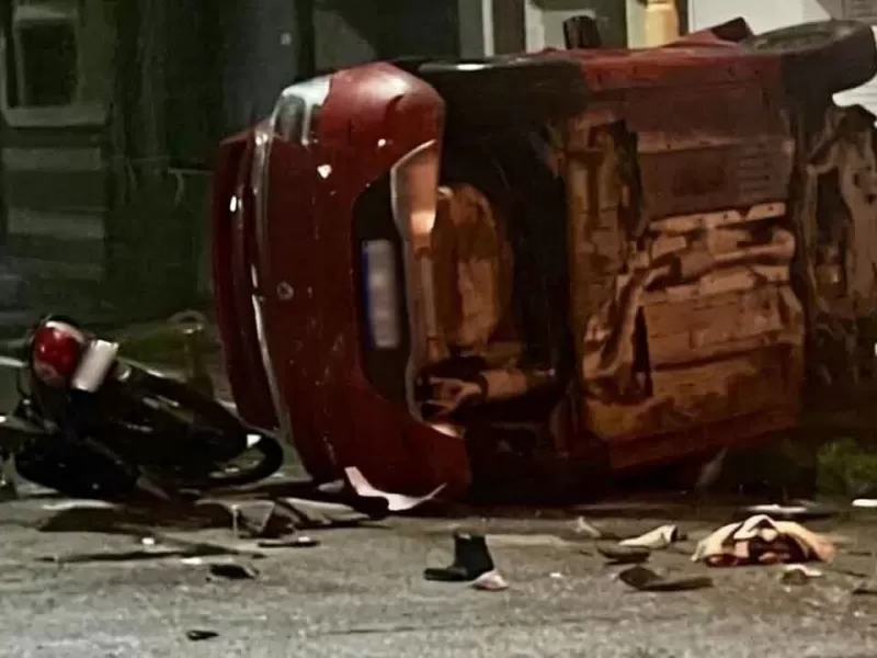 Muri&oacute; un motociclista al chocar contra un auto