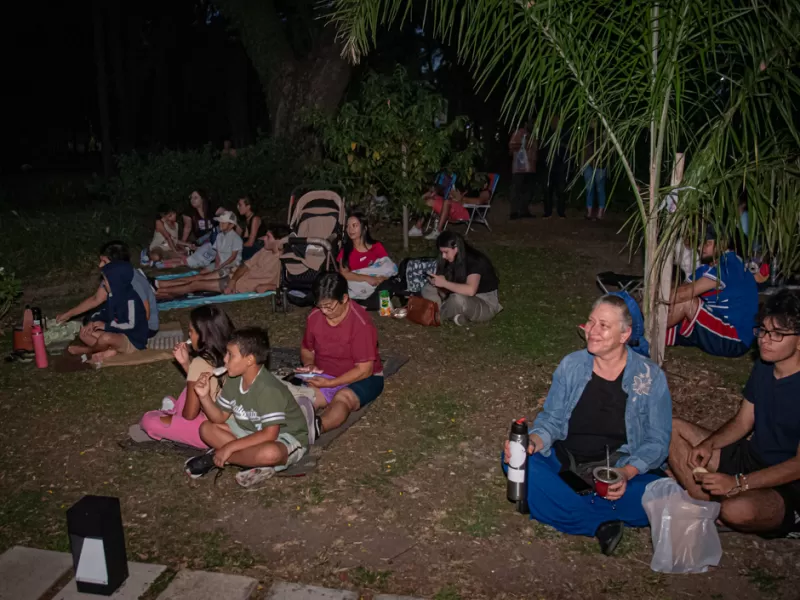 Una multitud disfrutó de otra jornada de “cine de verano”