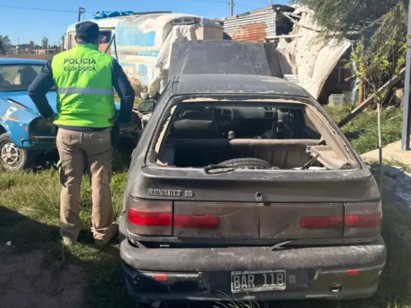 Recuperan un auto robado durante un operativo en desarmaderos