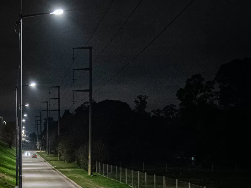 La ciudad avanza con la instalación de nuevas luces LED en las colectoras de Ruta 4