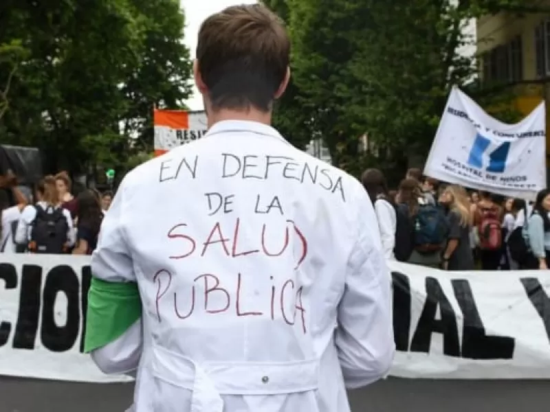 Residentes de salud bonaerenses paran y marchan en La Plata por mejoras salariales y laborales