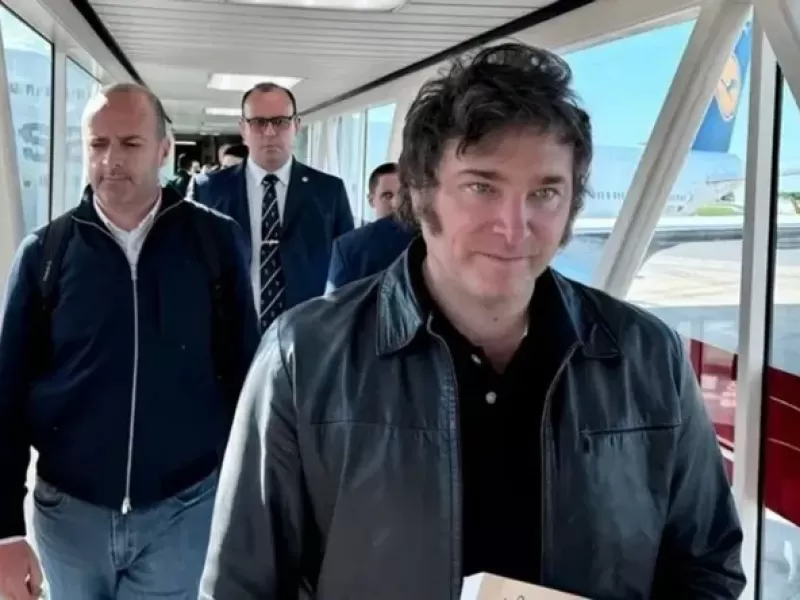 Javier Milei viajar&aacute; a Brasil para apoyar la candidatura de Flavio Bolsonaro y visitar a Jair Bolsonaro