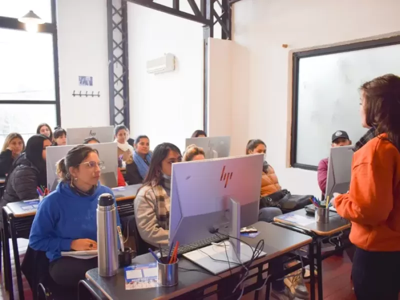 Ach&aacute;val encabez&oacute; la entrega de diplomas a egresados de los Centros Municipales de Formaci&oacute;n Profesional