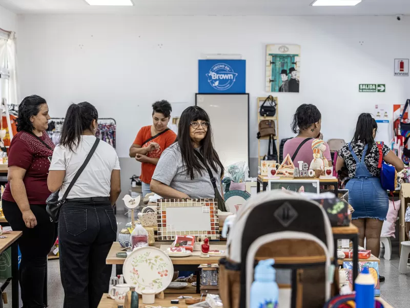 El municipio lanzó el programa “Vuelta al cole” en la tienda con beneficios para las familias