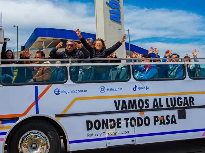 Presentan el primer bus turístico con recorridos por la ciudad y la Laguna de Gómez
