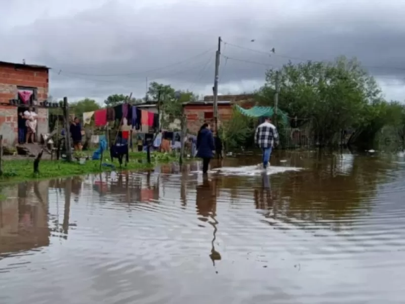 Evacuados en San Luis del Palmar, Empedrado y calles anegadas en Paso de los Libres