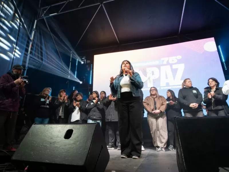 Mayra Mendoza y Eva Mieri participaron de los festejos por los 75 a&ntilde;os del barrio La Paz