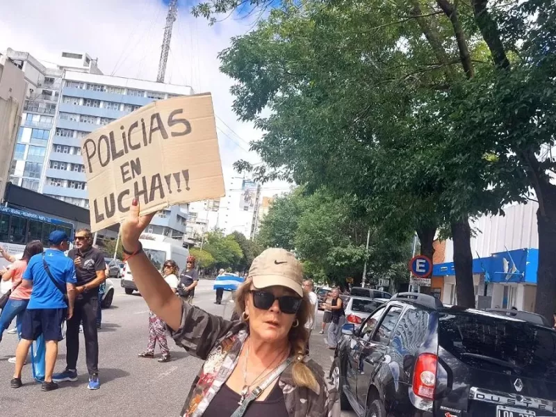 Exoficiales y familiares de polic&iacute;as reclamaron aumentos salariales y mejoras en IOMA