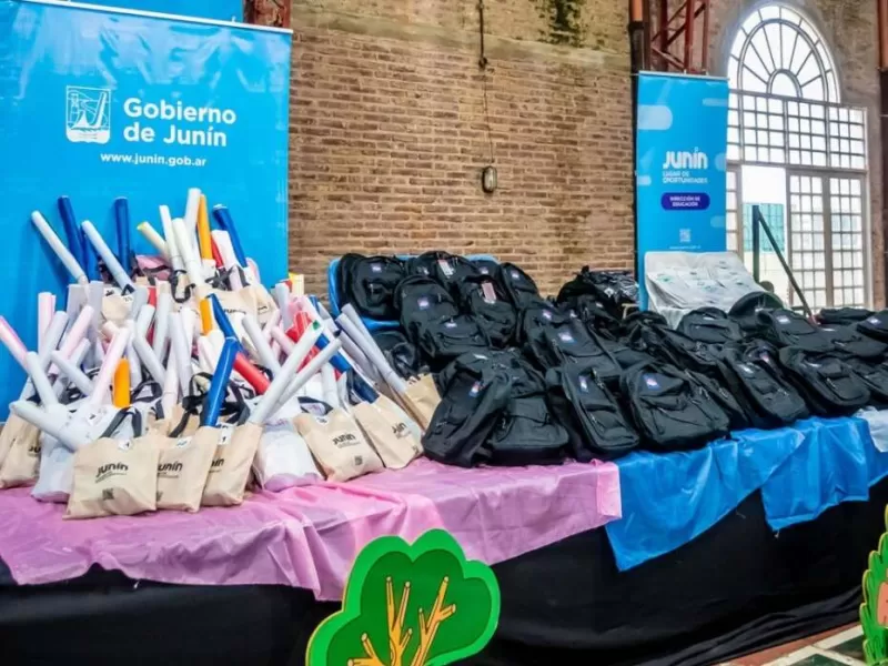 Juan Fiorini encabez&oacute; la entrega de mil kits escolares y ratific&oacute; la inversi&oacute;n educativa