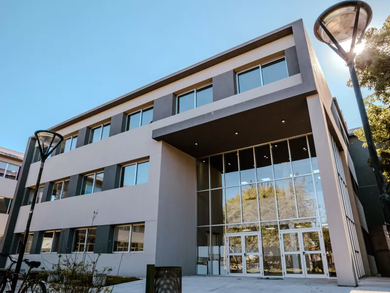 Docentes y estudiantes ya cursan en el nuevo edificio del Instituto Superior de Formación Docente N° 41
