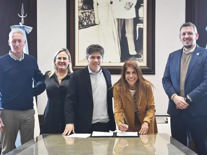 Axel Kicillof firm&oacute; convenios de financiamiento con 13 municipios por m&aacute;s de $14.179 millones