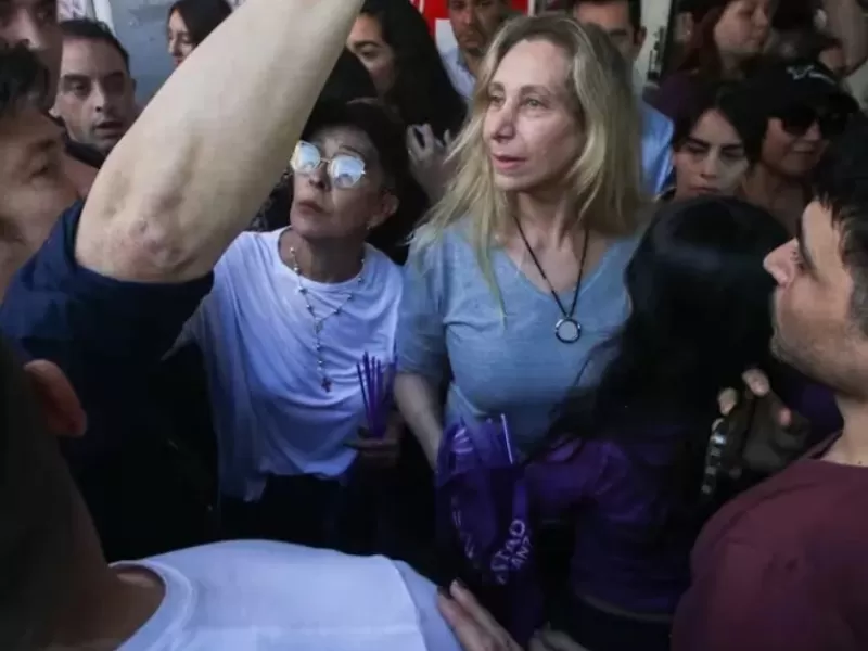 Karina Milei y Martín Menem recibieron abucheos en Corrientes durante el cierre de campaña libertario