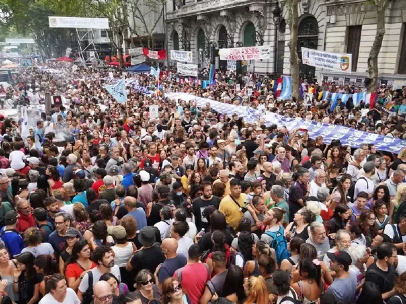Multitudinaria marcha a Plaza de Mayo a 50 a&ntilde;os del golpe con cr&iacute;ticas al Gobierno