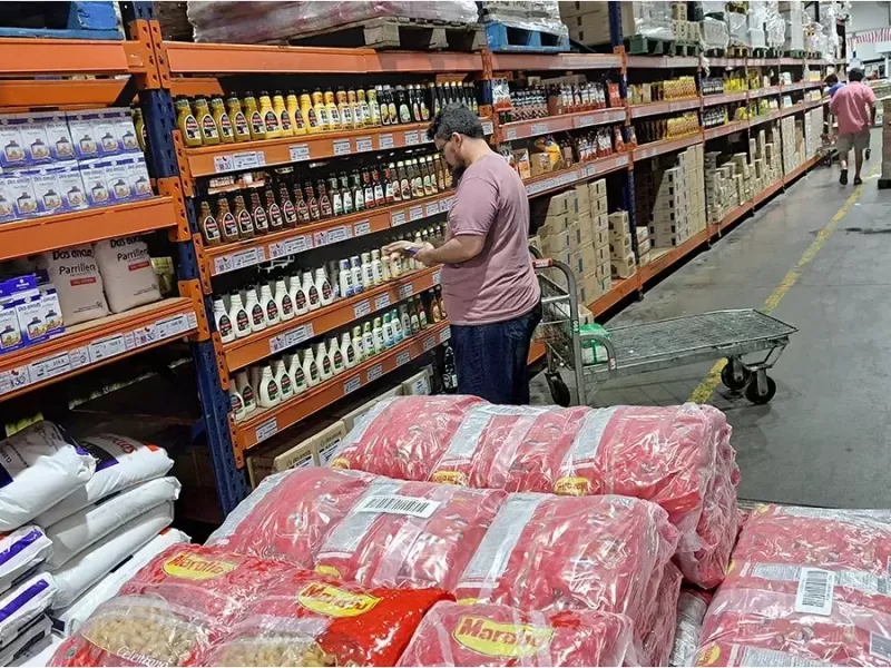 Las ventas en supermercados cayeron 3,7% interanual en agosto y tambi&eacute;n retrocedieron en mayoristas