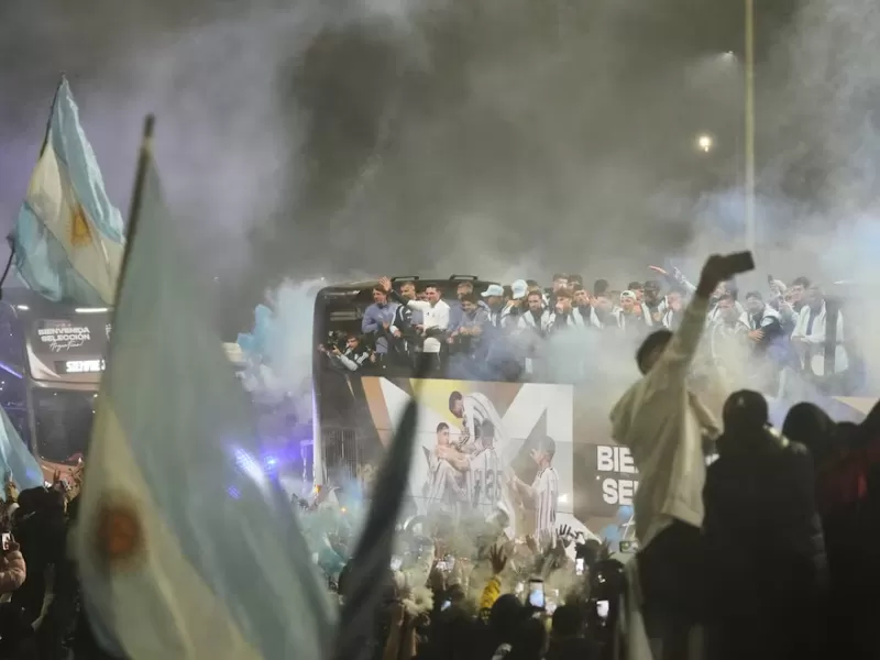 Una multitud recibió a la Selección bajo la lluvia