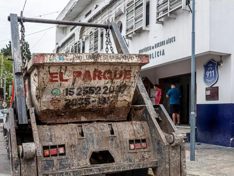 El municipio secuestró un camión que arrojaba residuos en el espacio público