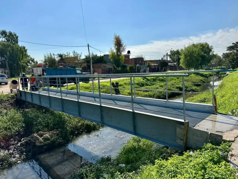 El municipio instala nuevos puentes peatonales para mejorar la accesibilidad en Calzada y Malvinas Argentinas