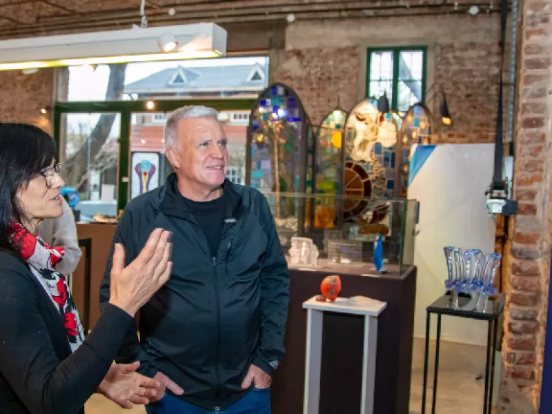 Carlos Balor visit&oacute; el 28&deg; Sal&oacute;n Nacional del Vidrio en el Arte