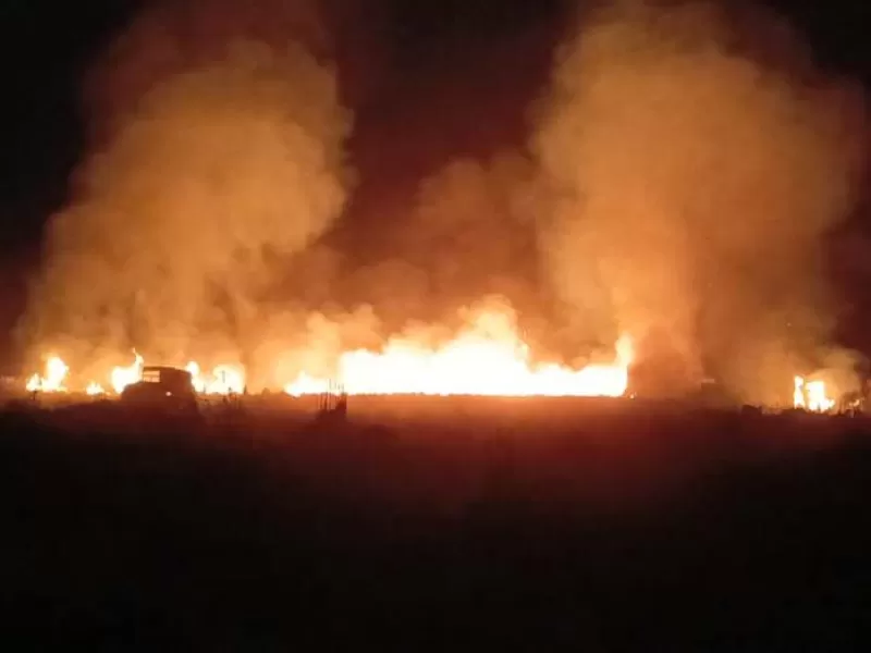 Investigan el incendio de una moto abandonada en un descampado