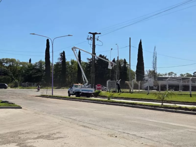 Un cami&oacute;n volvi&oacute; a da&ntilde;ar cables a&eacute;reos y afect&oacute; el alumbrado p&uacute;blico