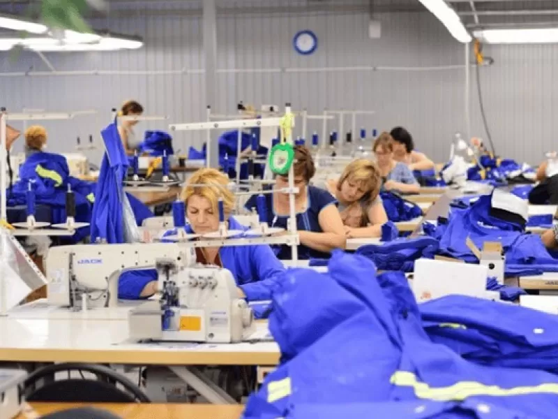 La industria cayó 0,7% interanual en septiembre y el sector textil sufrió la mayor baja