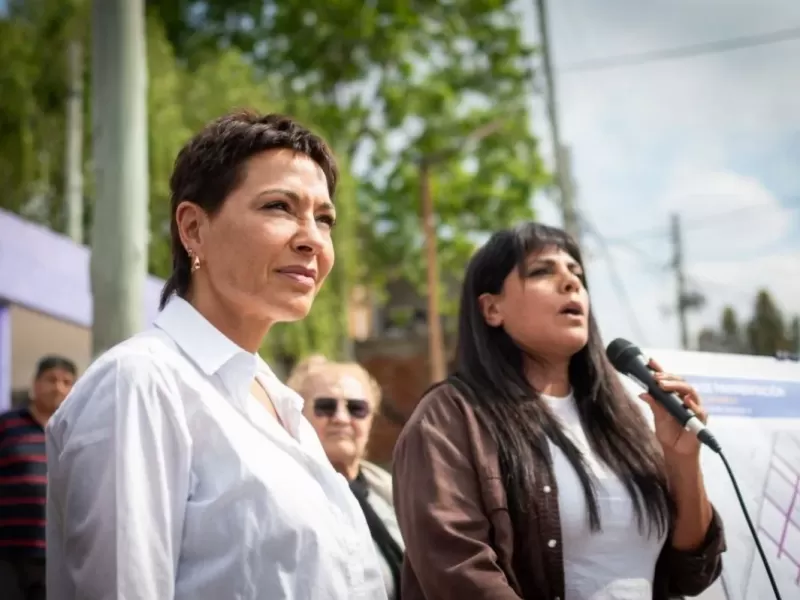 Mayra Mendoza y Eva Mieri recorrieron 33 nuevas cuadras de pavimento en Bernal Oeste