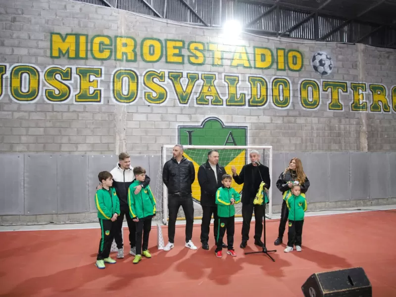 Ferraresi inauguró el nuevo microestadio del Instituto Atlético Cultural en Villa Luján