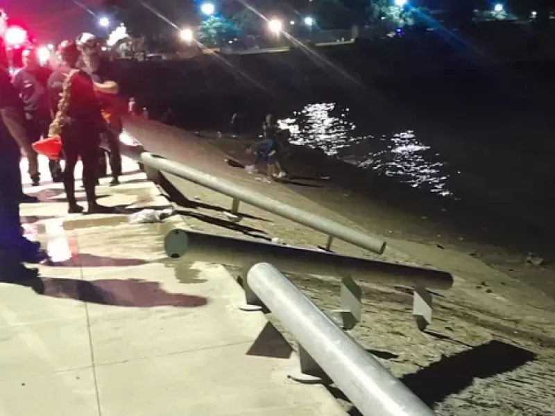 Una camioneta cayó al río en Costanera tras avanzar sin control: no hubo heridos