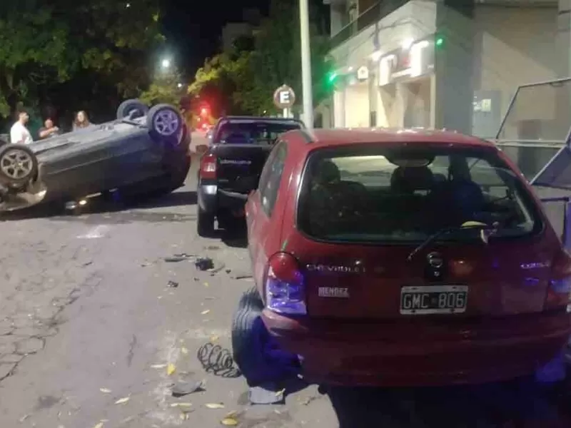 Choc&oacute; contra un auto estacionado y volc&oacute;: la conductora fue hospitalizada