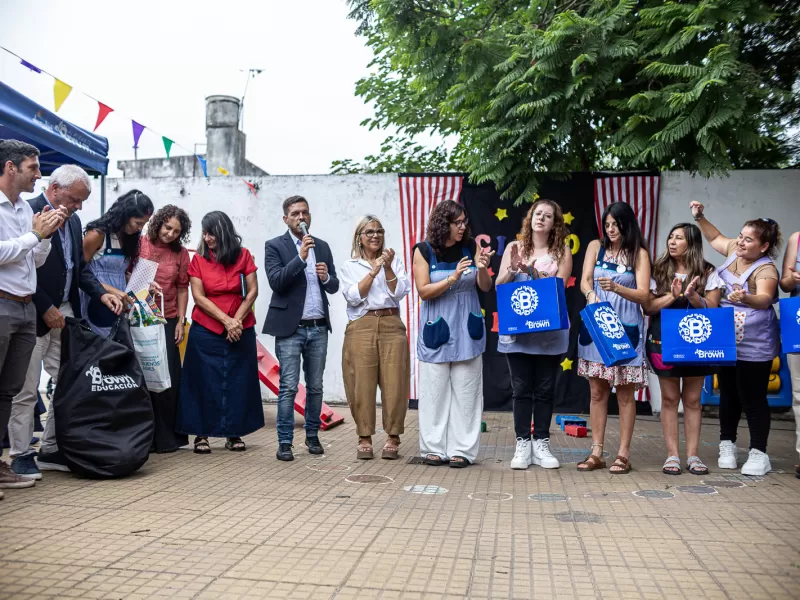 El municipio junto a un jardín de infantes y a una escuela primaria en el inicio de clases