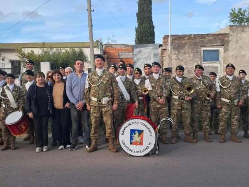 La Banda Militar del Grupo de Artiller&iacute;a 10 recorri&oacute; por primera vez las calles de un barrio
