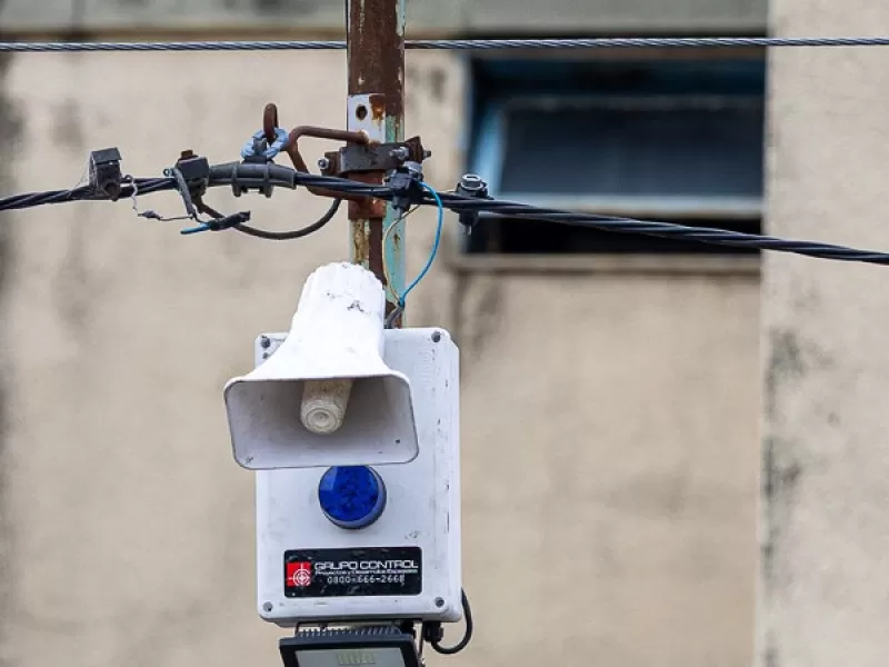 Fabiani y Paula Eichel dialogaron con vecinos durante la instalación de nuevas alarmas comunitarias municipales