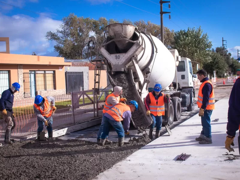 Avanza la obra de bacheo en la Av. Almirante Brown para optimizar la logística y el tránsito urbano