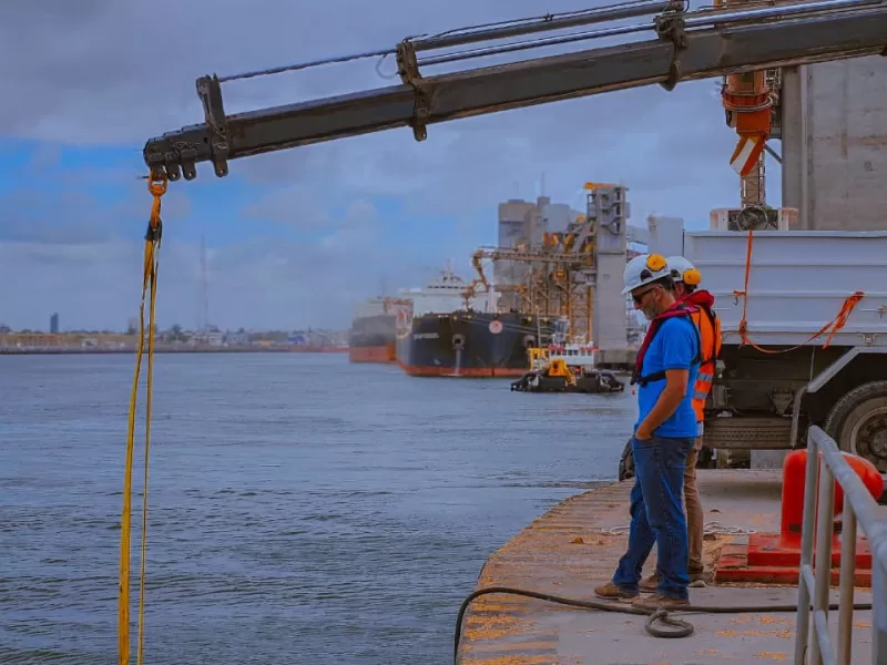 Realizaron trabajos de mantenimiento en las defensas neum&aacute;ticas