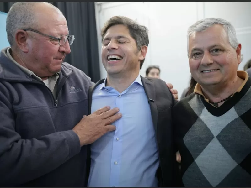 Kicillof entregó una ambulancia y patrulleros para fortalecer la seguridad