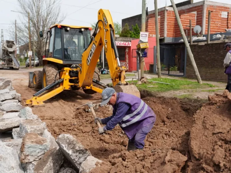 Nuevos trabajos de bacheo en Ezpeleta con fondos municipales