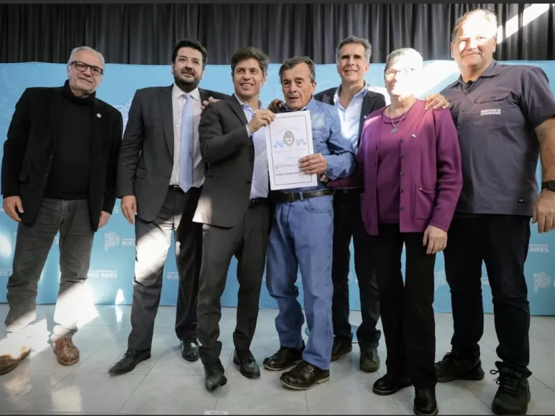 Kicillof entregó una ambulancia y patrulleros para fortalecer la seguridad