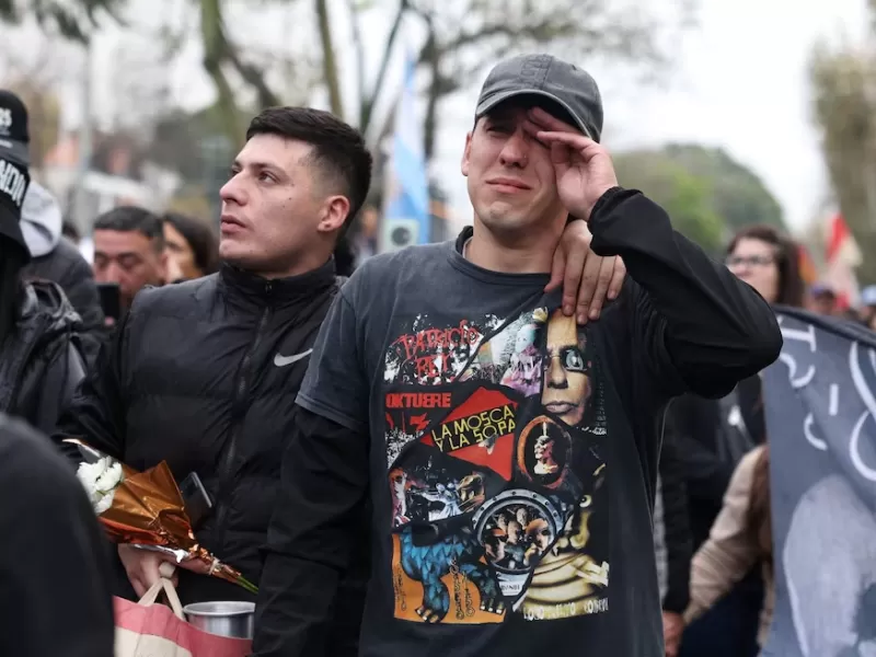 Miles de fanáticos pasaron la madrugada en Villa Domínico para despedir al Indio Solari