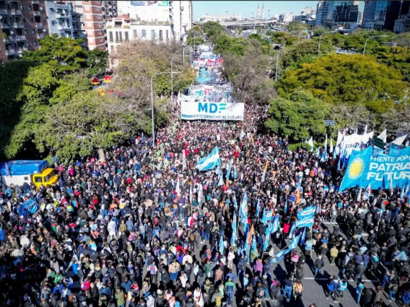 Kicillof participó de la marcha en apoyo a Cristina Kirchner